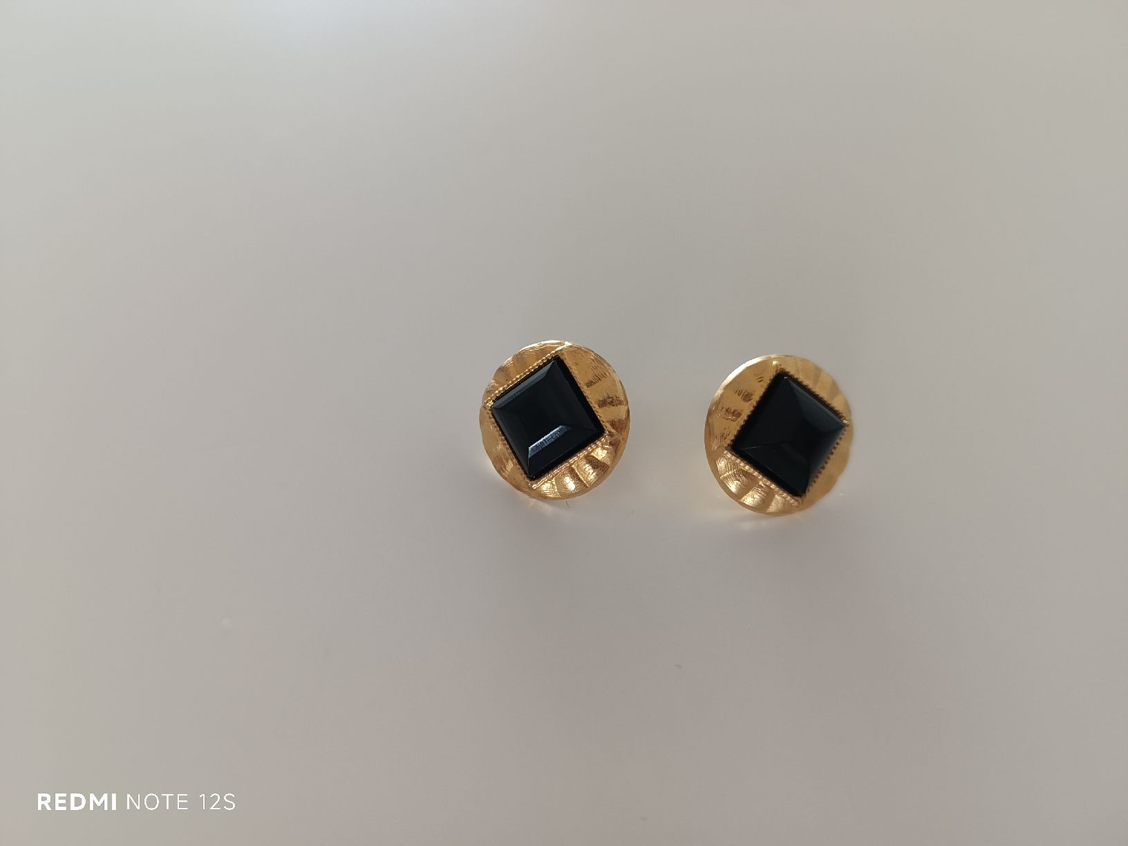 Ohrringe & -stecker: Knopfohrstecker gold schwarz, Modeschmuck – Gebraucht aus Luzern von sim_lqq2