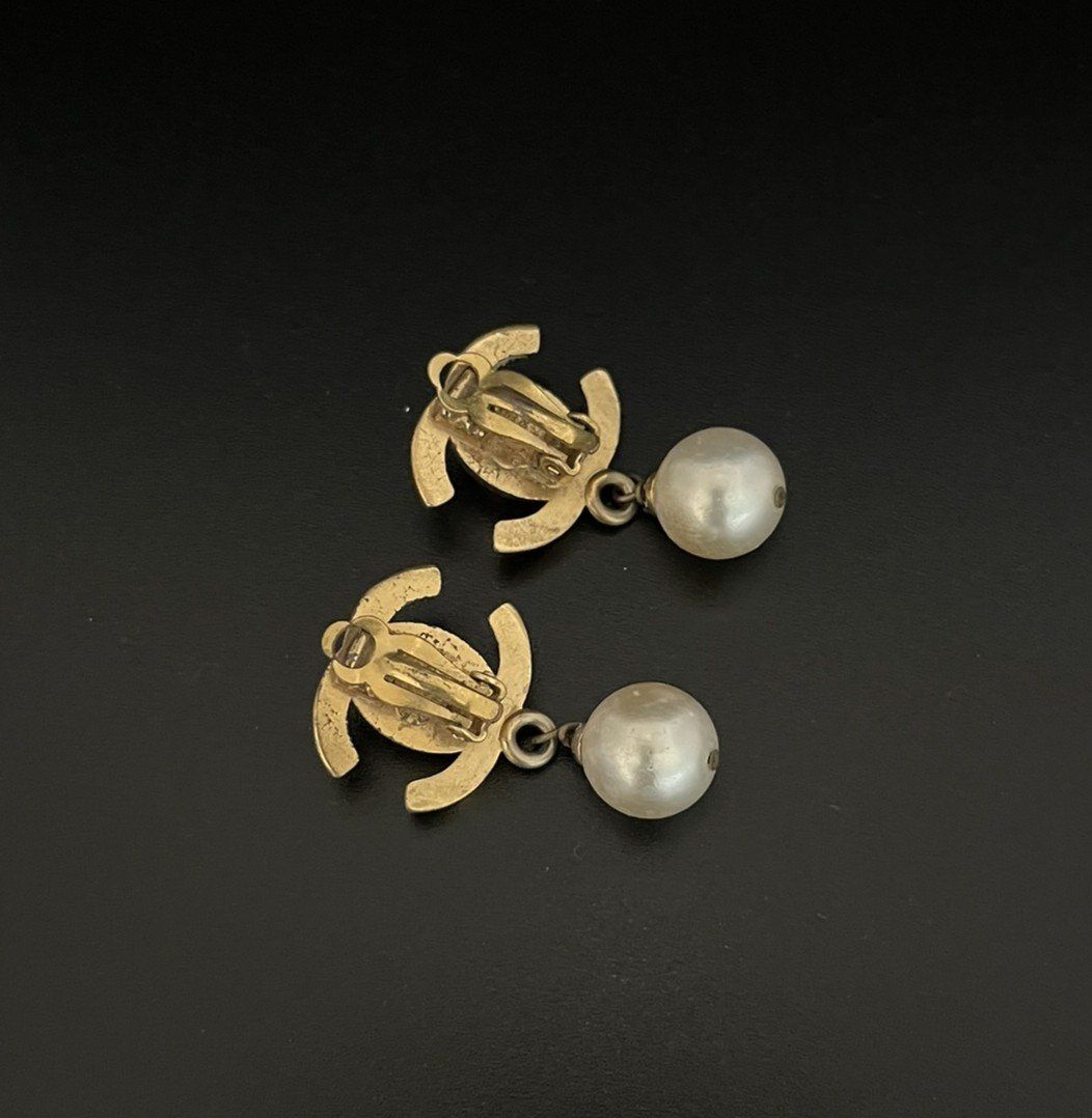Chanel Ohrringe & -stecker: Chanel Ohrclips mit Perlen Vintage – Gebraucht aus Wettswil von PeterVoArosa 1