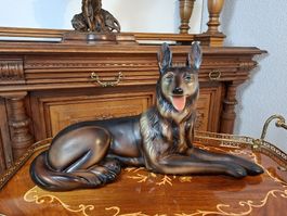  ​Keramik Hundefigur Schäferhund liegend groß Deko