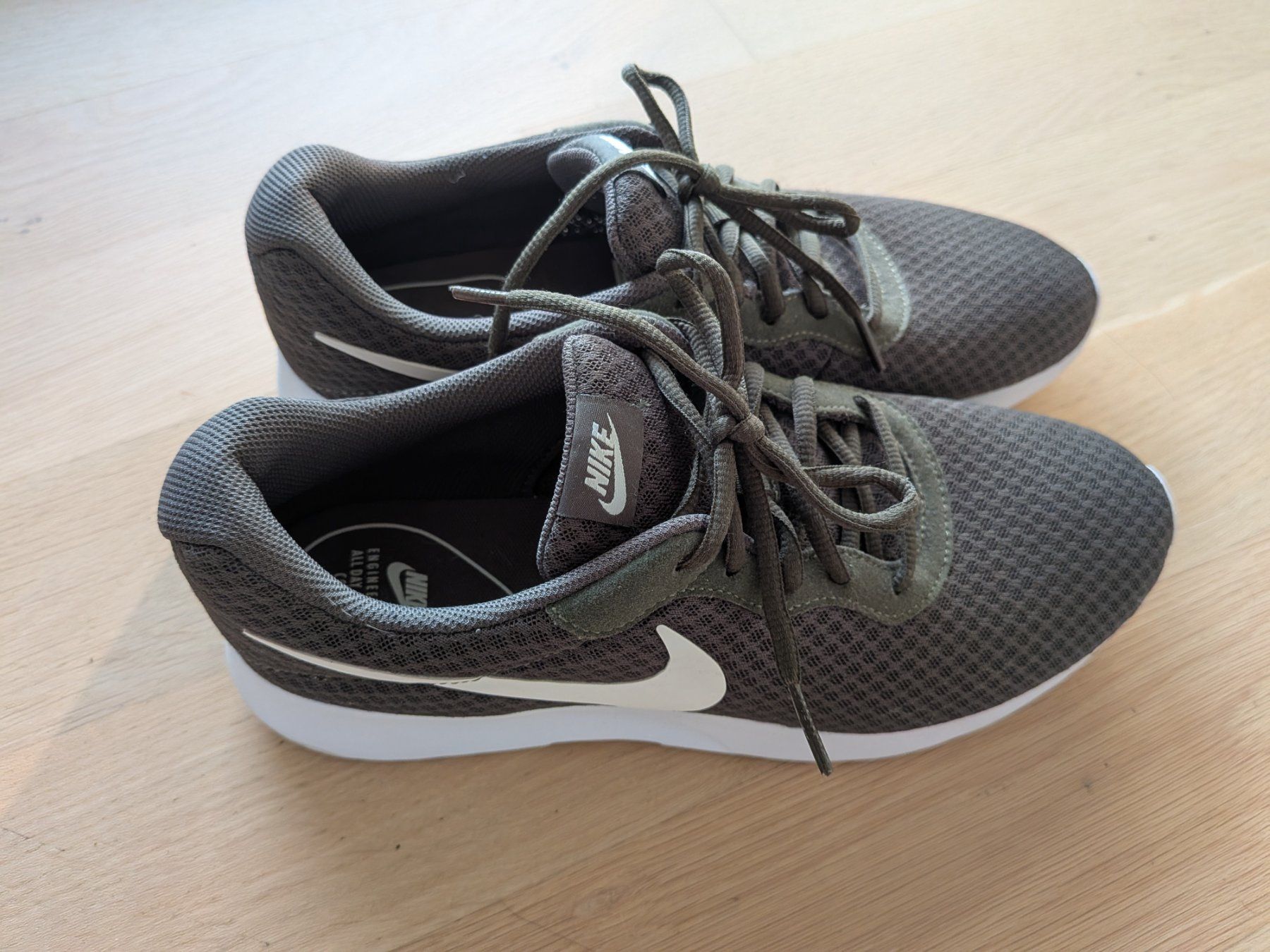 Nike Tanjun Herren Sneaker, 43, Olivgrün, Top Zustand