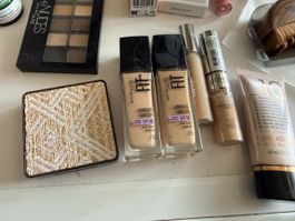 Sammlung von Make-Up Produkten usw