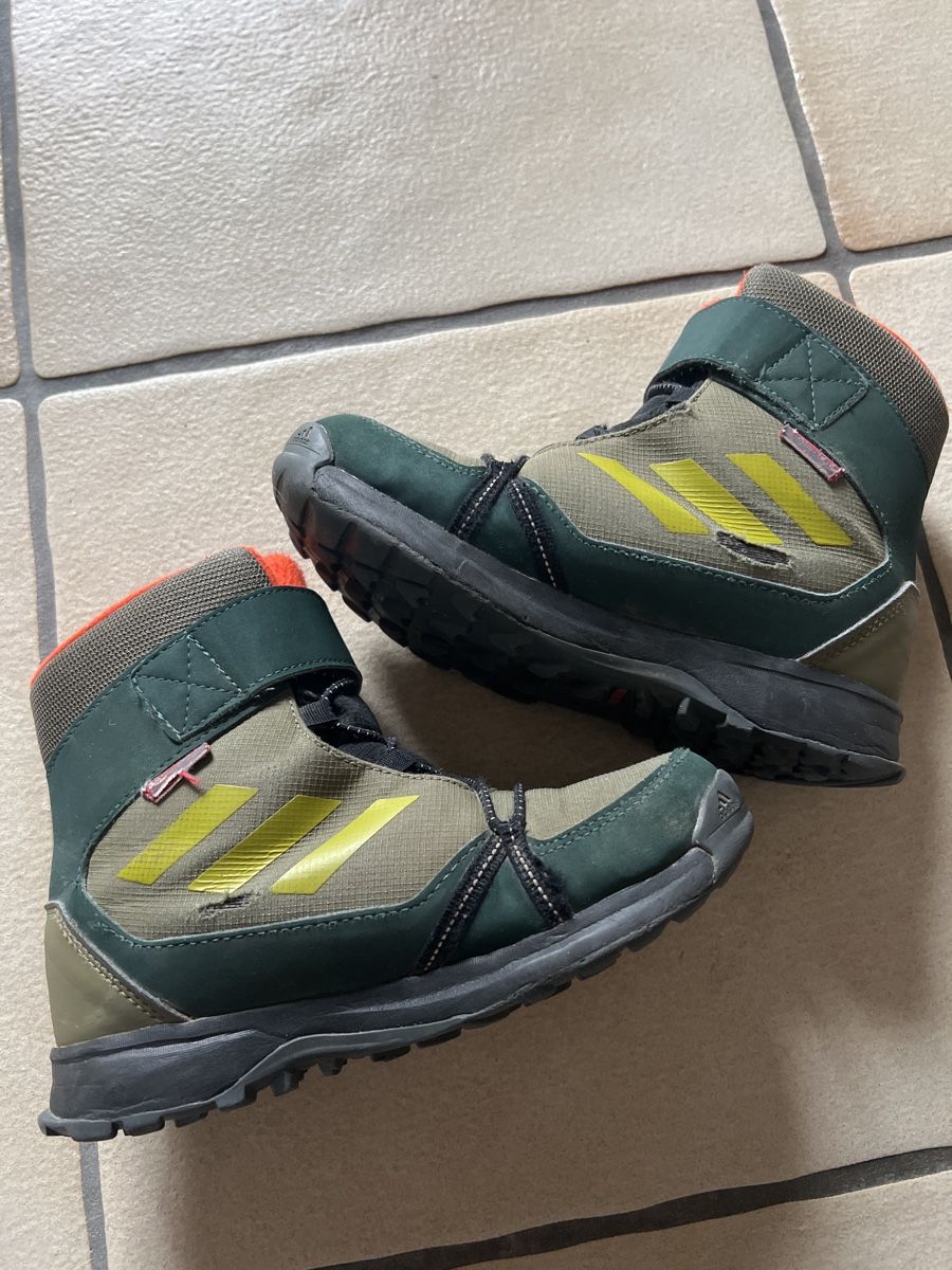 Chaussures garçon: Hiking and Winter Shoes. – D'occasion à Bachenbülach par Dana_Ondrasik 3
