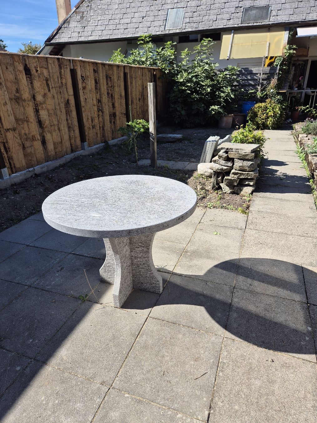 Tables: Granittisch rund – D'occasion à Herzogenbuchsee par Cyberone