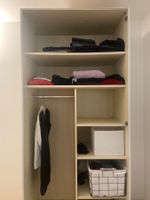 Geräumiger Kleiderschrank, Begehbar; keine Türen