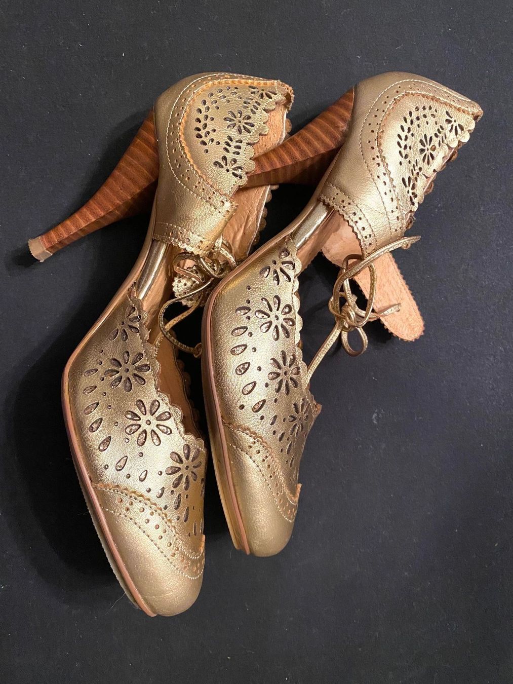 Scarpe da donna: Escarpin doré CANTARINI T37 – Usato da Porrentruy venduto da SYANKA 1