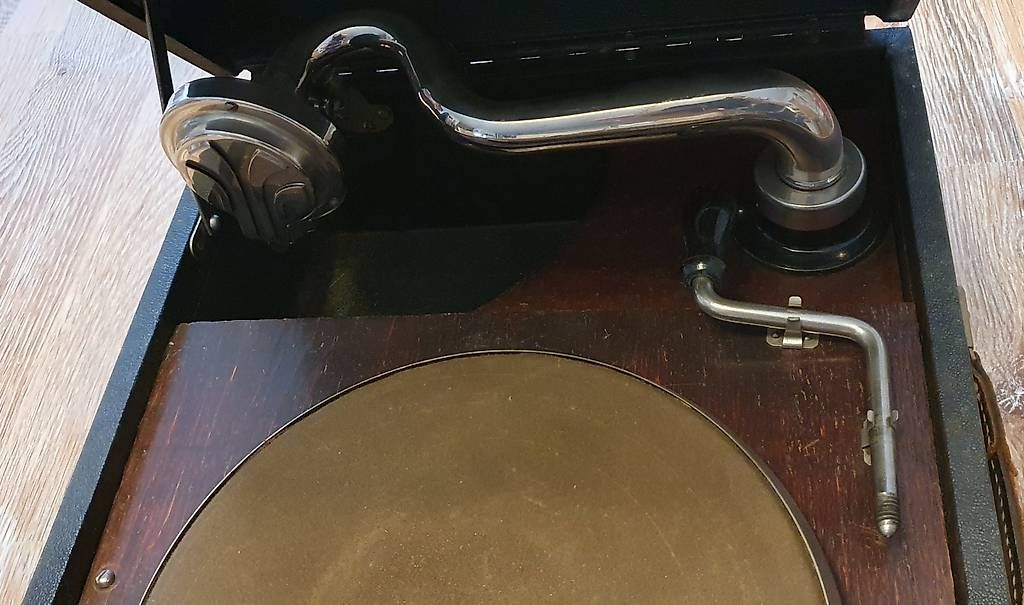 Plattenspieler: Gramophone ancien – Gebraucht aus La Chaux-de-Fonds von Titine28 3