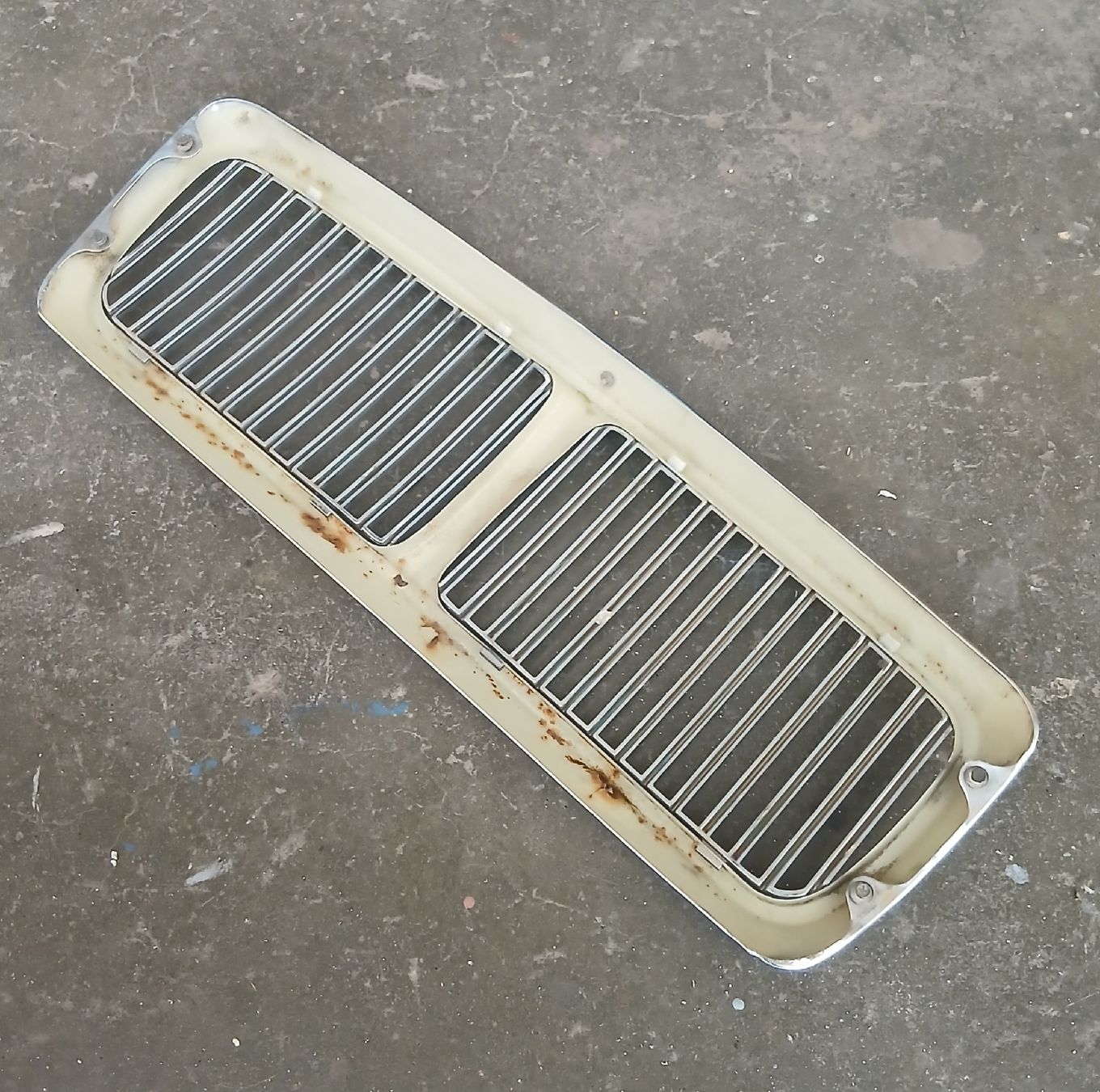 Jaguar Tutti pezzi di ricambio auto: Calandre Jaguar Xj40 – Usato da la heutte venduto da Auto-stock 2
