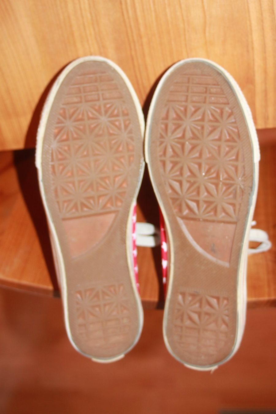 Scarpe per ragazze: rot weisse Stoffturnschuhe mit Sternchen 39 – Usato da Wenslingen venduto da Strick4Alpaca 2