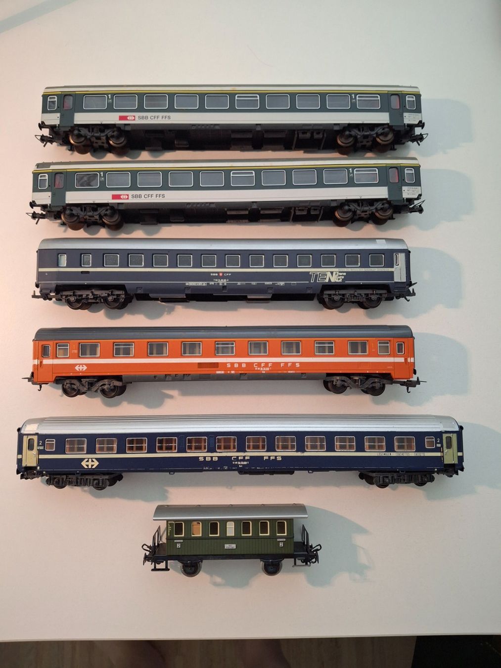 Modelleisenbahnen: Set mit 6 Personenwagen Spur H0 – Gebraucht aus Dietikon von Hwengi