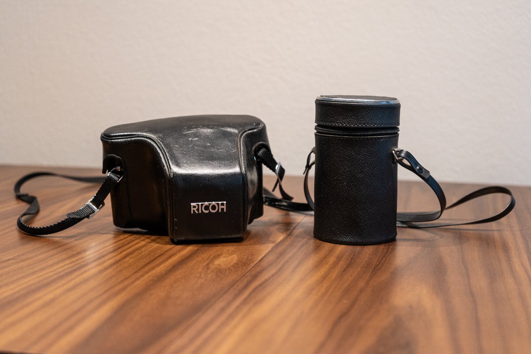 Ricoh Fotocamera: Ricoh XR2 Analogkamera mit 2 Objektiven und Cases – Usato da Bern venduto da Rickmond