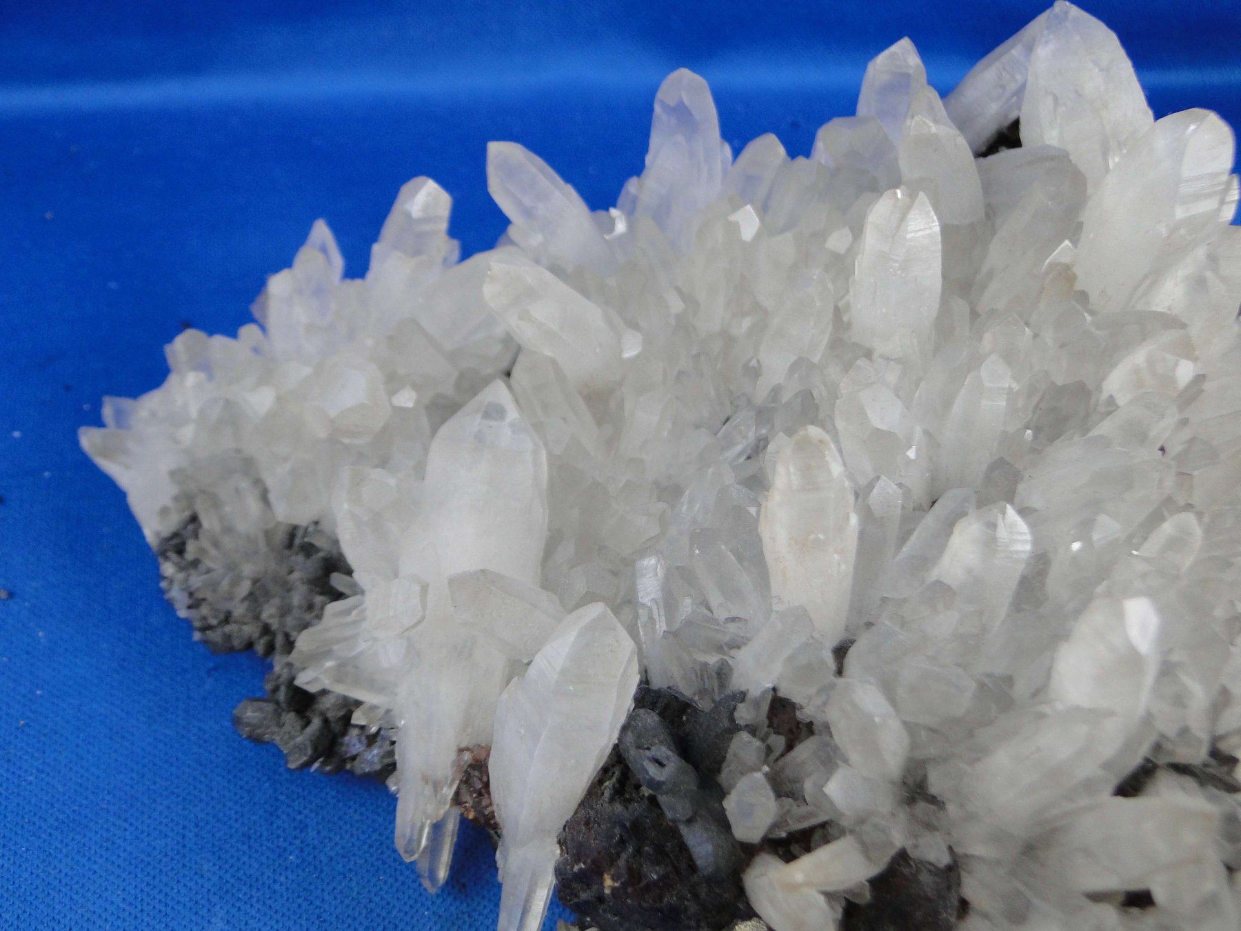 Minerali & Pietre curative: Quarz mit Sphalerit und Bournonit – Usato da Schinznach Bad venduto da Demerald 1