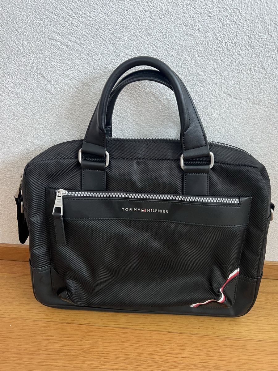 Valigie & Borse: Schwarze Tommy Hilfiger Laptoptasche – Nuovo (secondo la descrizione) da Tumegl/Tomils venduto da tbottoni