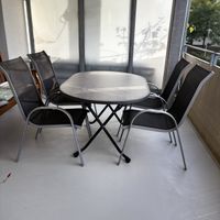 Gartentisch mit vier Stühlen