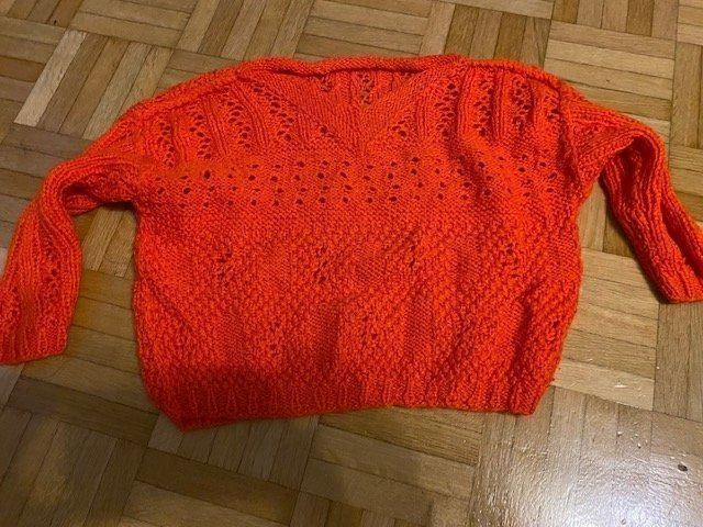 Lotti & Set di vestiti: Kleiderset Mädchen Grösse ca. 116/122 handgestrickte Pullove – Usato da Emmen venduto da Aribini 1