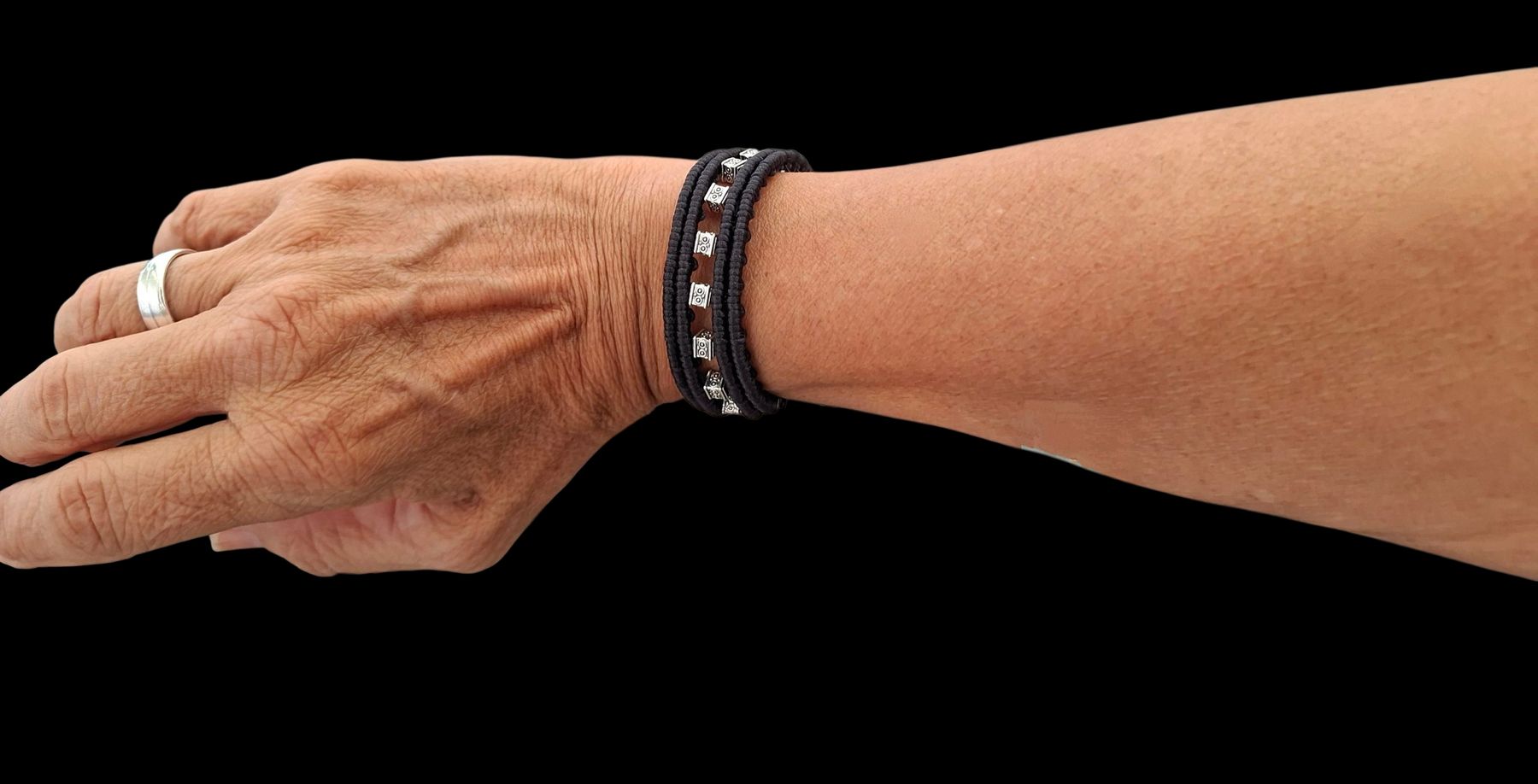 Bracciali & Braccialetti: Exclusives Armband mit quadratischen Silber-Perlen. Handmade – Nuovo (secondo la descrizione) da Luzern venduto da Bbig 3