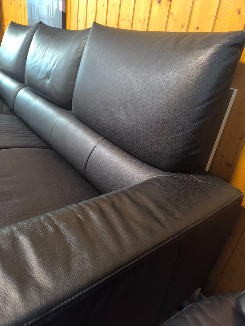 Sofas: Bequemes L-Ledersofa in Schwarz mit Hocker / Ecksofa – D'occasion à Gams par MissTraveller 2