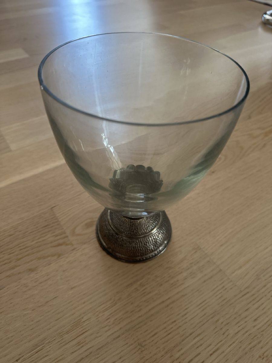 Toutes les décorations: Glasvase mit Metallfuss – D'occasion à Ostermundigen par jurz