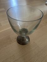Glasvase mit Metallfuss