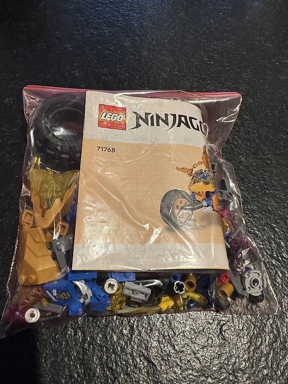 Statuette: Ninjago Jays Golddrachen-Motorrad – Usato da Hildisrieden venduto da tut_8vlw 1