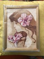 Tableau neuf - Jeune fille et fleurs en canevas brodé
