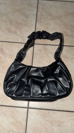 Handtasche schwarz gerafft mit Schulterriemen neuwertig