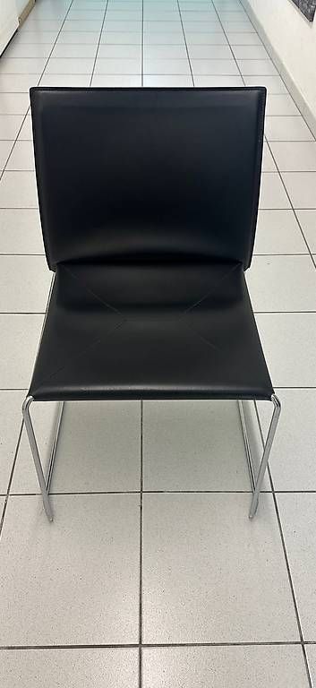 Sedie: Vendo sedia Bizzy in pelle nera  – Usato da Bellinzona venduto da sar_hb5p