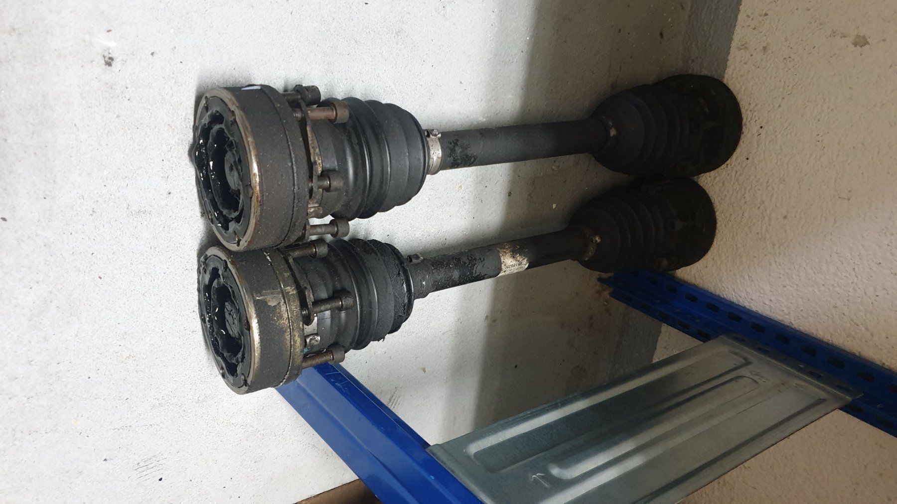Volkswagen Tutti pezzi di ricambio auto: VW T2 Gelenkwelle – Usato da Thun venduto da Douche