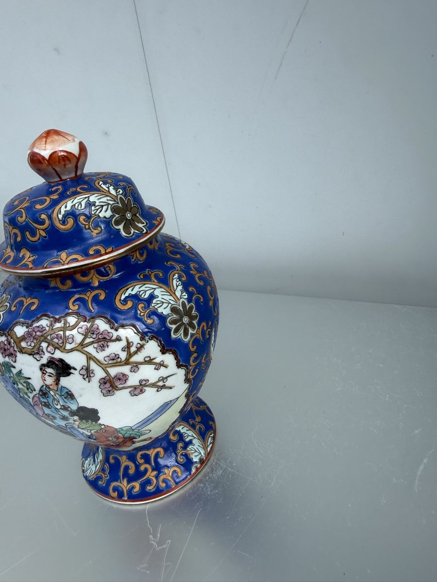 Tutte le decorazioni: Porcelain Vase Blue Pattern With Lid Good Condition – Usato da Liebefeld venduto da Khampa 1