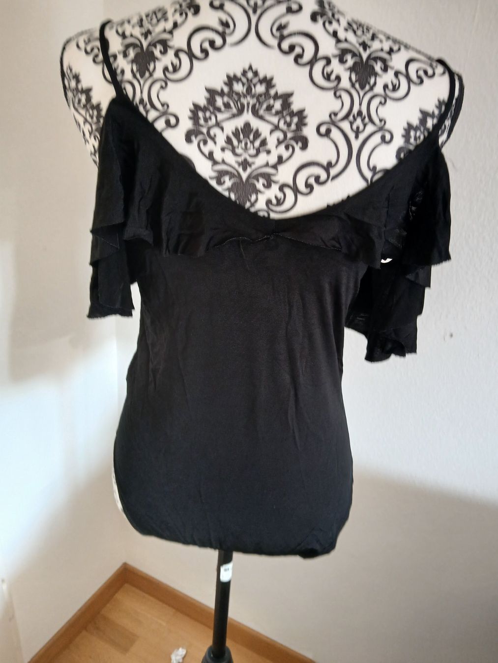 Top: Schwarzer Body mit Carmen-Ausschnitt Grösse M – Usato da Glattbrugg venduto da fin_66d8 3