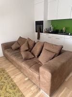 Sofa, braun & gross. Mit 12 Kissen