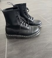 SCHWARZE SCHNÜRSTIEFEL DR. MARTENS