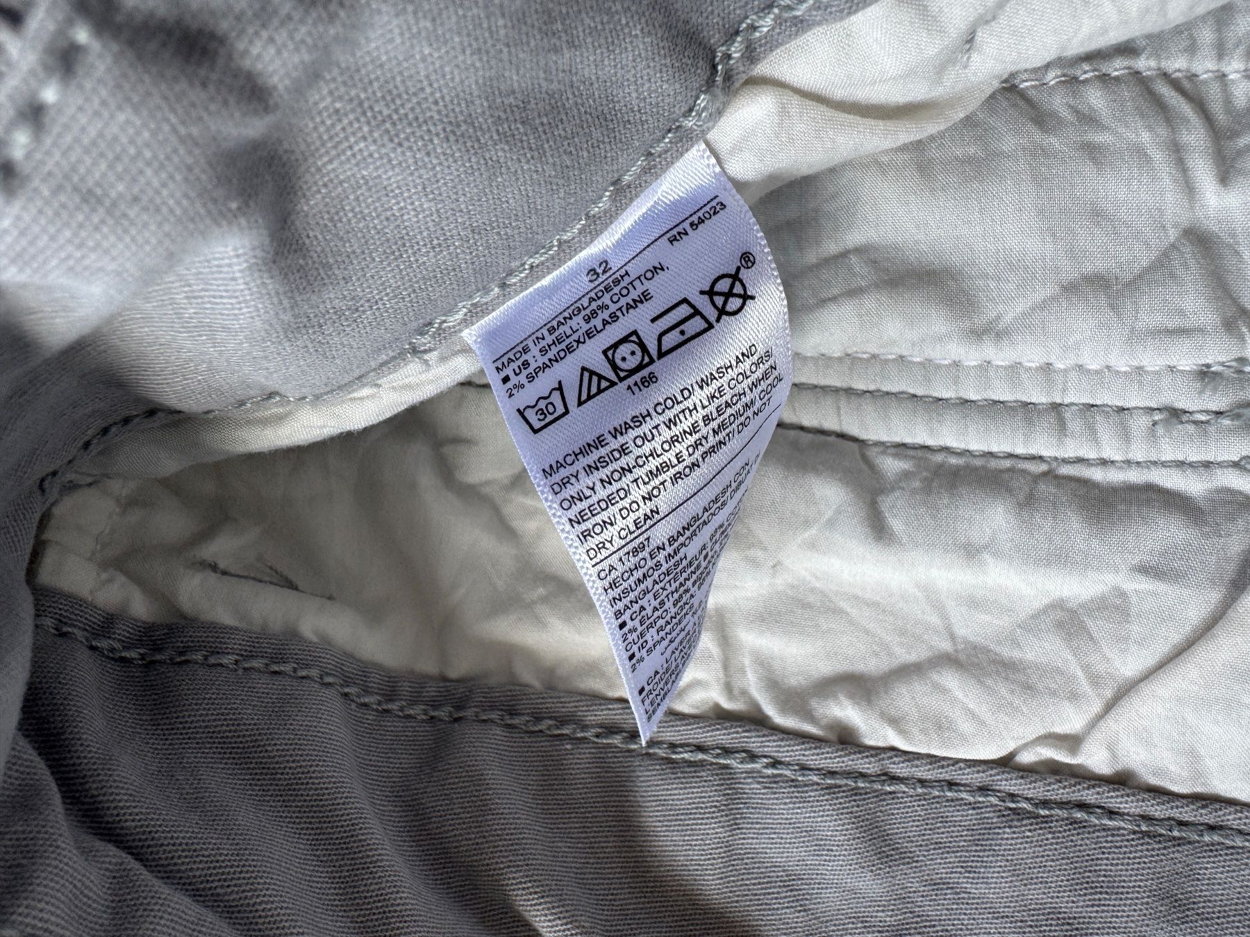 Pantaloni: Old Navy Cargo pants w32 bermuda 98% cotton 6 pockets – Usato da Neuchâtel venduto da _Easy_to_Find_ 2