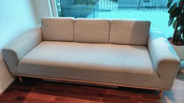 Sofa in hellgrau