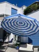 Grosser Sonnenschirm, blau-weiss gestreift, Top Zustand!