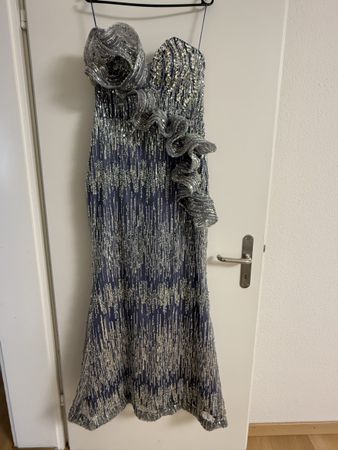 Abendkleid Blau mit vielen Verzierungen 