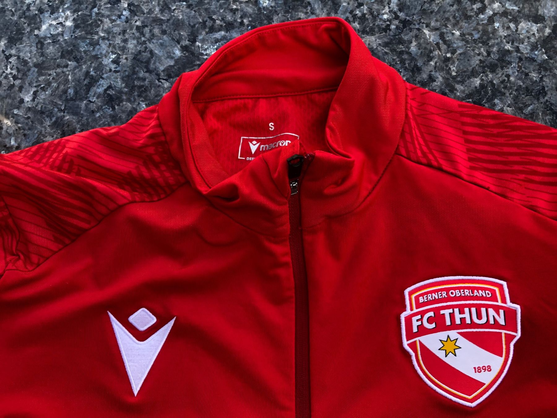 Maglioni & Felpe: Trainings Pullover FC Thun Grösse S – Usato da Herzogenbuchsee venduto da Feltre. 3