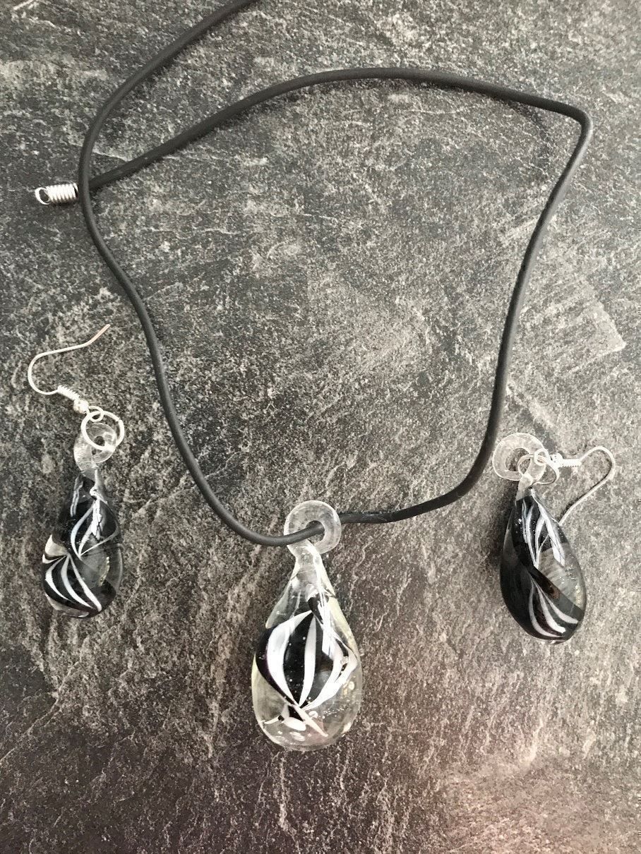 Altri gioielli: Set No2: Kette + Ohrhänger sw/weiss  Neu – Nuovo e nell'imballaggio originale da Kleinandelfingen venduto da Baba23