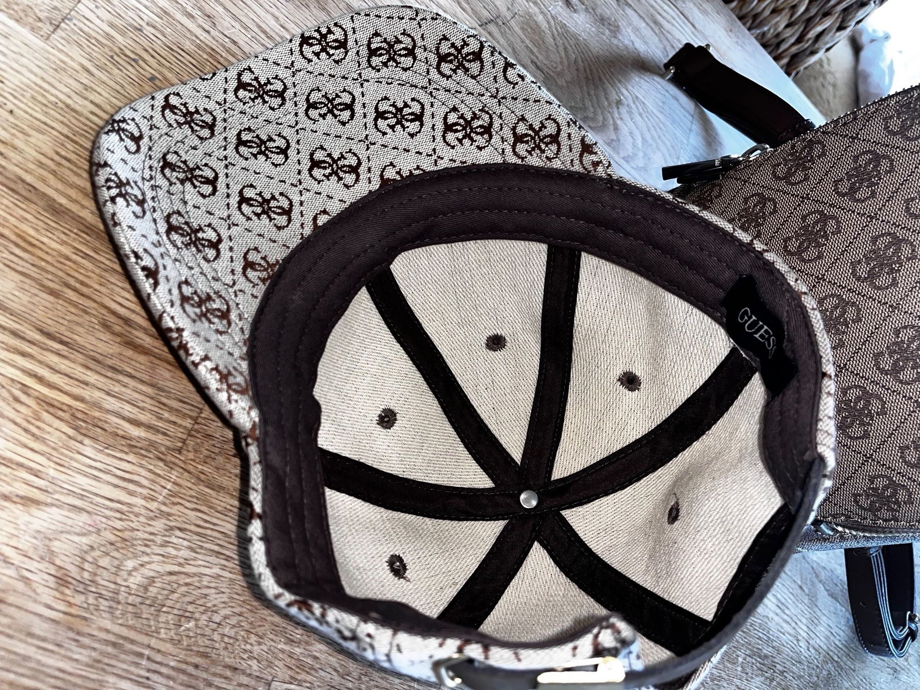 Guess Zaini: Guess Rucksack mit passender Guess Kappe_alles original_Top – Usato da Zürich venduto da Sammler777 9