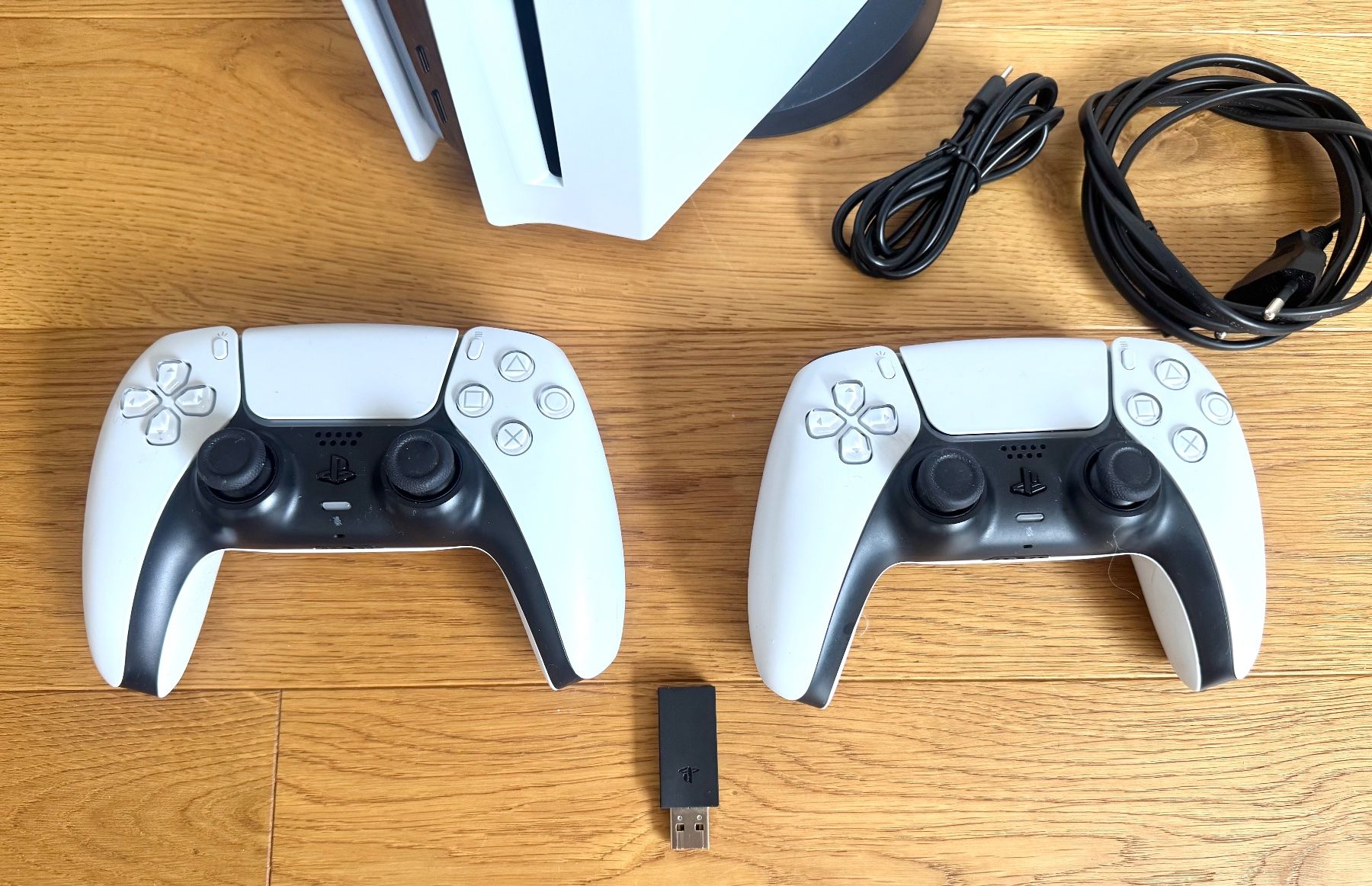 Sony Konsolen: PS5 Disc Edition mit 2 x DS Controller + PS5 Kopfhörer – Gebraucht aus Nottwil von Sukhoi 1
