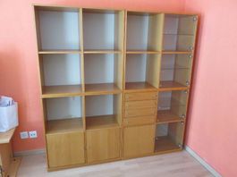 Wohnwand mit Schubladen und Glasvitrinen gratis abzugeben