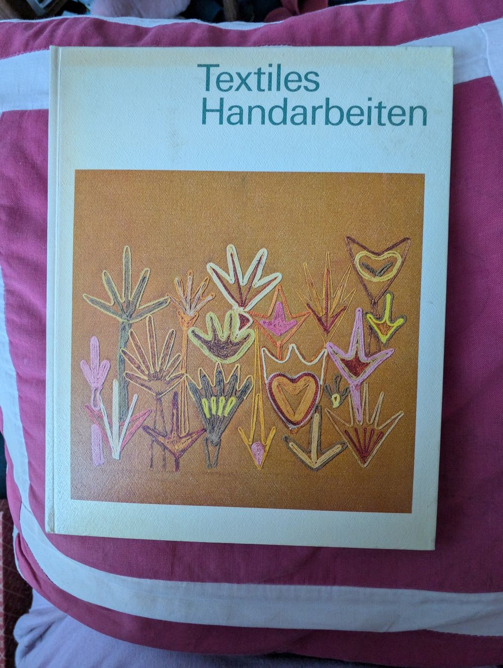 Livres: Textiles Handarbeiten  – D'occasion à Bern par berneroberlaenderin