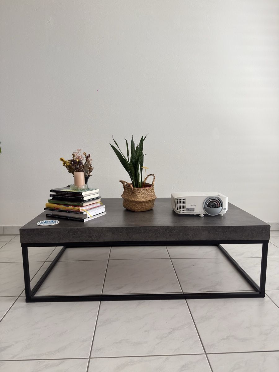 Tische: Couchtisch mit Metallbeinen und Steinoptik – Gebraucht aus Buchs SG von cristina_28