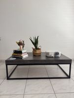 Couchtisch mit Metallbeinen und Steinoptik