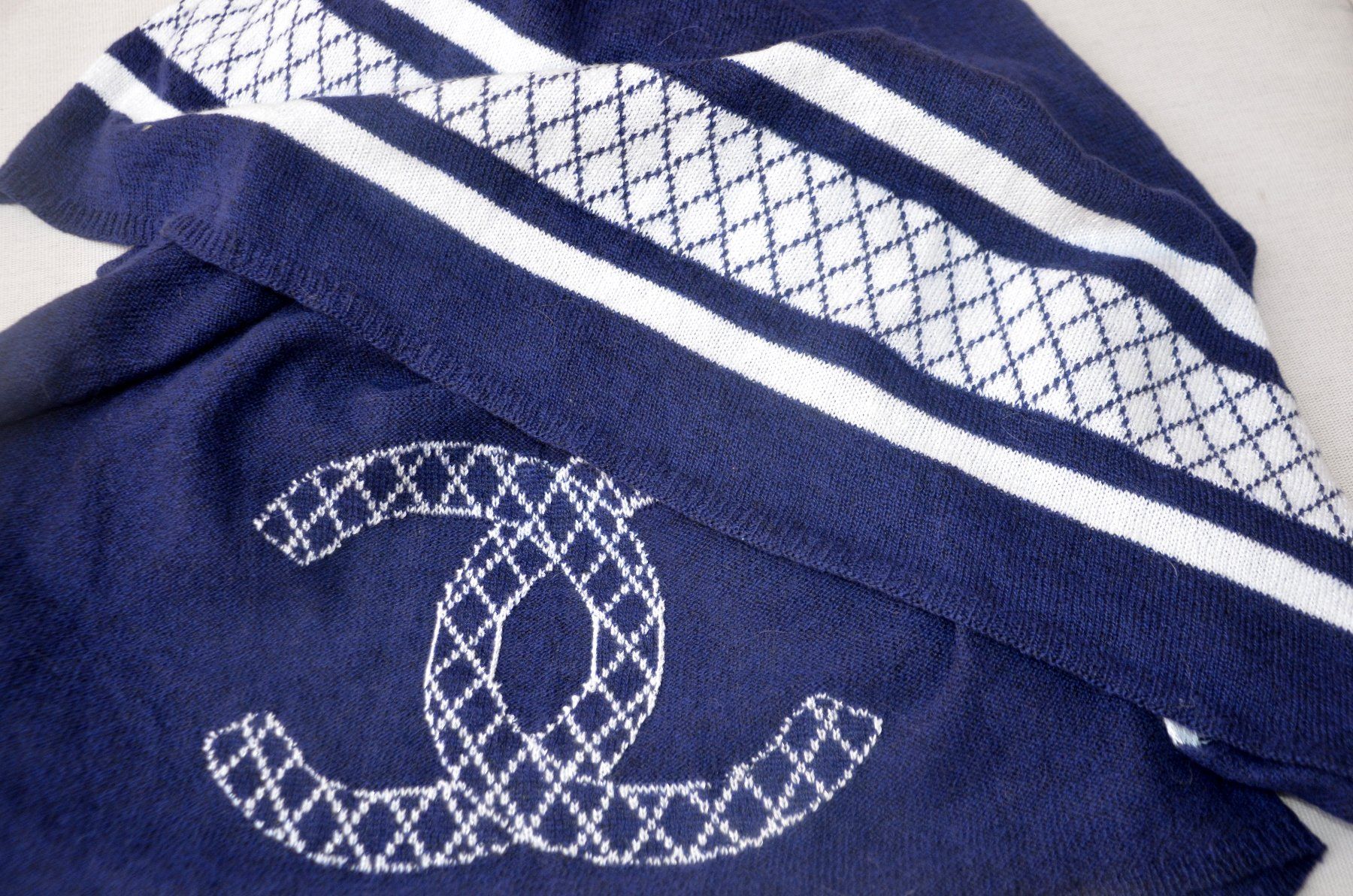 Chanel Foulard & Sciarpe: Chanel Schal / châle 74 x 220 cm – Usato da Collonges venduto da Auganien 5