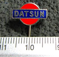 DATSUN AUTO LOGO KLEIN-FEIN ENAMEL ANSTECKNADEL VINTAGE