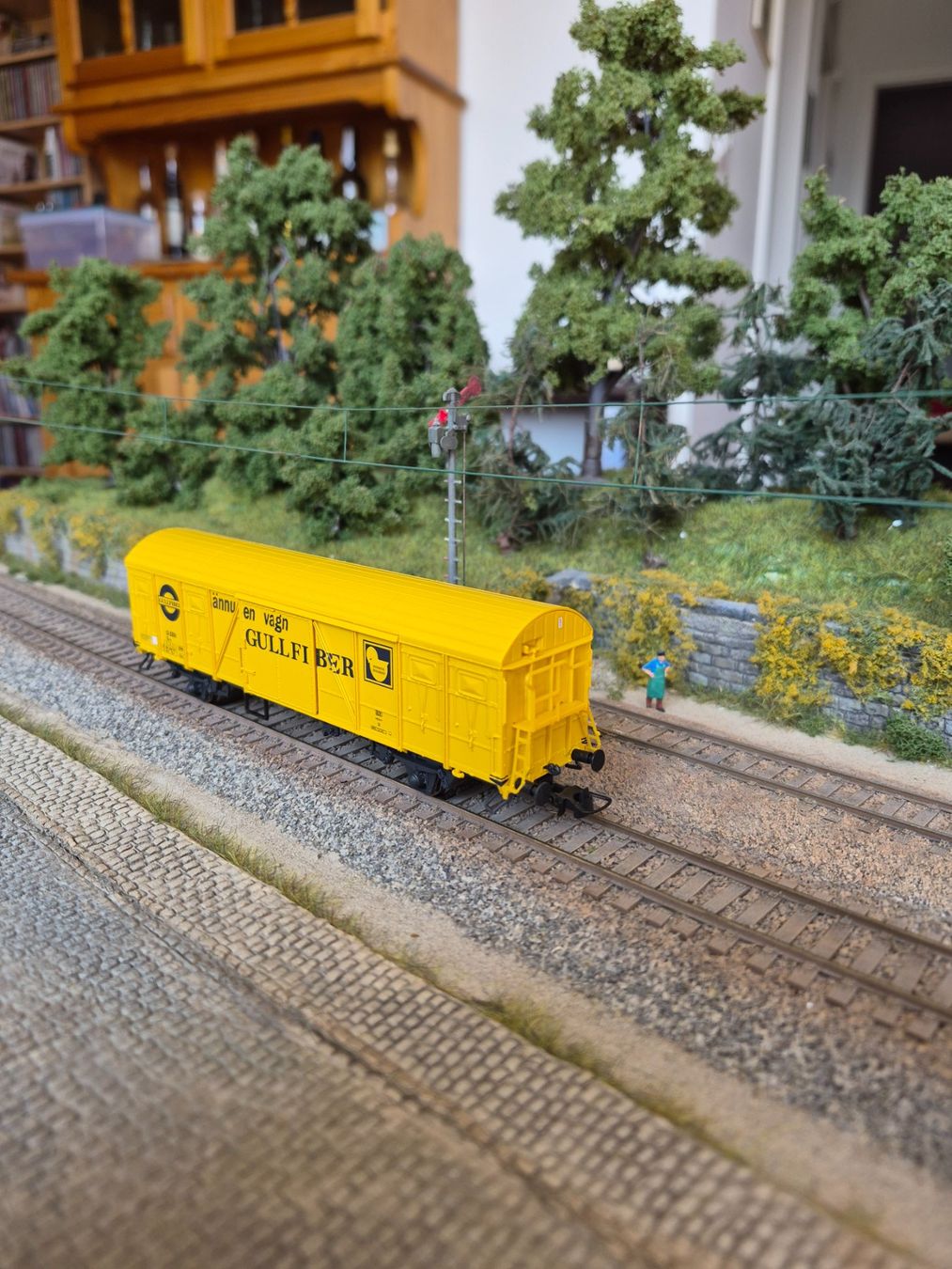 Modellini di ferrovie: NMJ 609.303, SJ gedeckter Grossraumgüterwagen "GULLFIBER" – Nuovo e nell'imballaggio originale da Yverdon-les-Bains venduto da far_cs8v 1