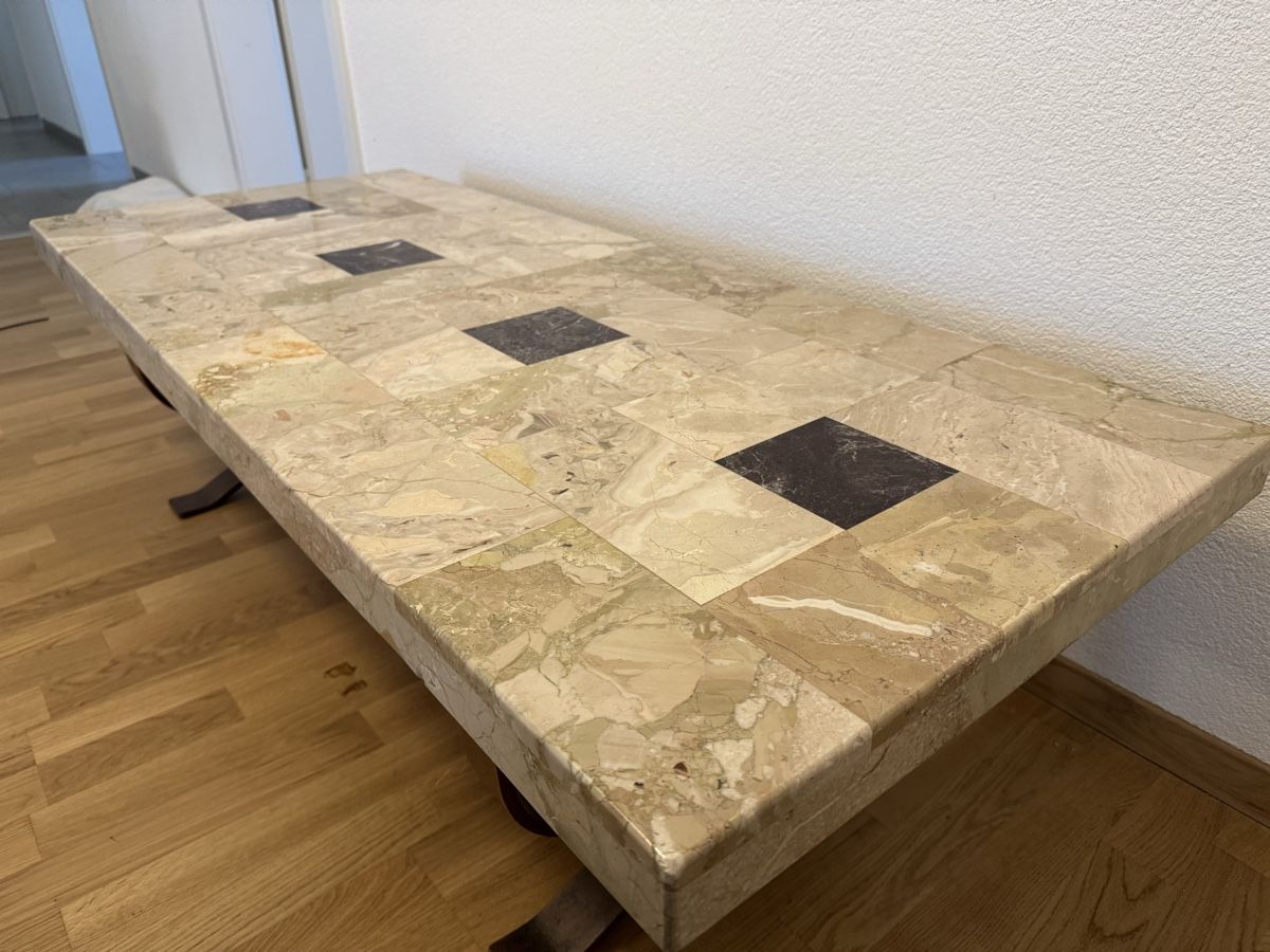 Tische: Massiver Marmor Salontisch mit schmiedeisernem Tischgestell – Gebraucht aus Bern von tetraodonnie 1