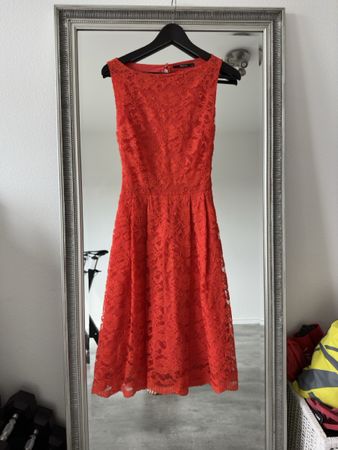Rotes Spitzenkleid, rückenfrei, Sommerkleid, Festklei