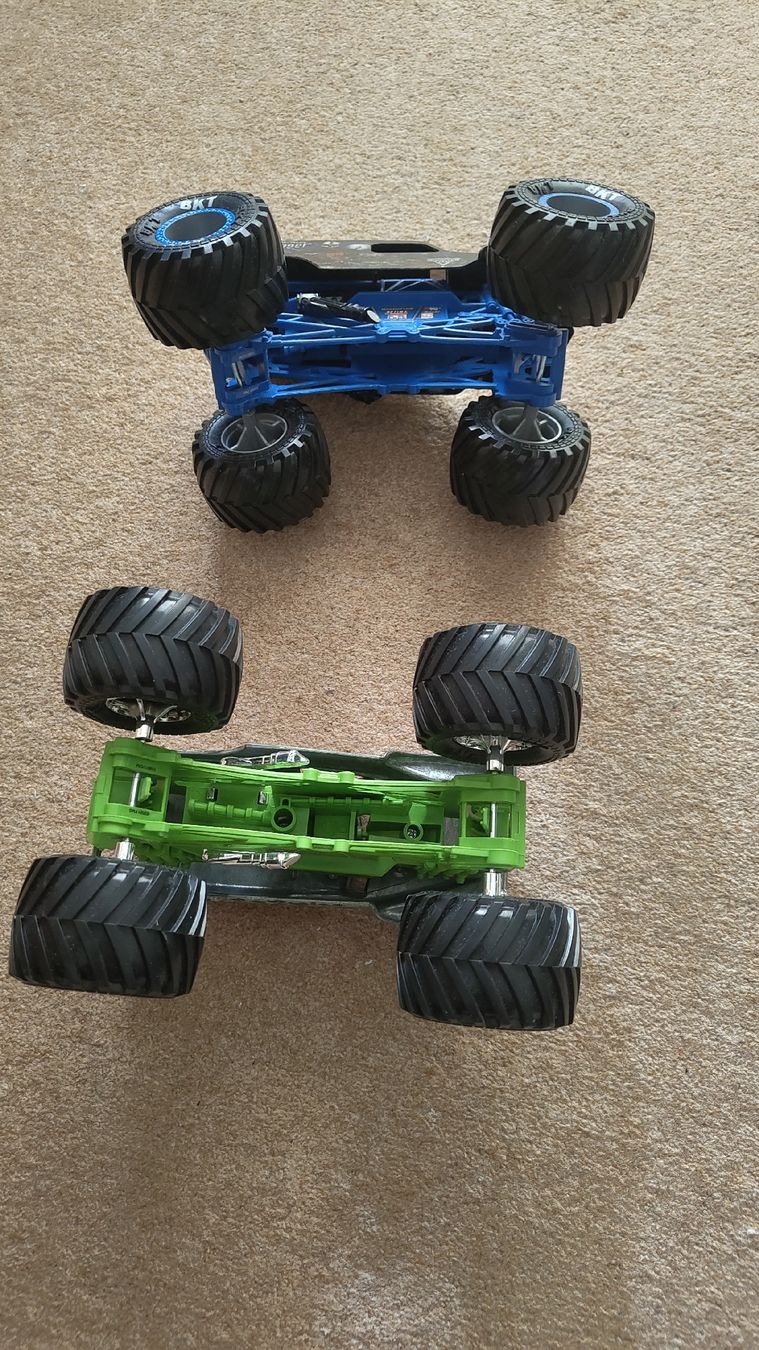 Giocattoli: 2stk Monster Jam Trucks, Grave Digger & Son-uva Digger – Nuovo (secondo la descrizione) da Glattbrugg venduto da har_jgc7 3