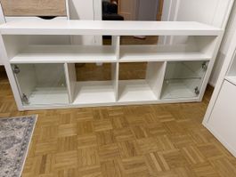 Meuble TV IKEA Kallax blanc avec deux portes en verre